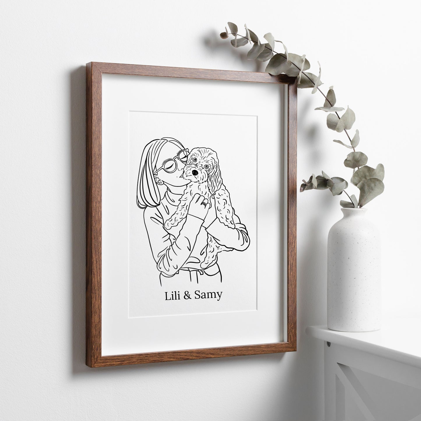 Gerahmtes Linienportrait Frau mit Hund an weißer Wand als Wanddekoration