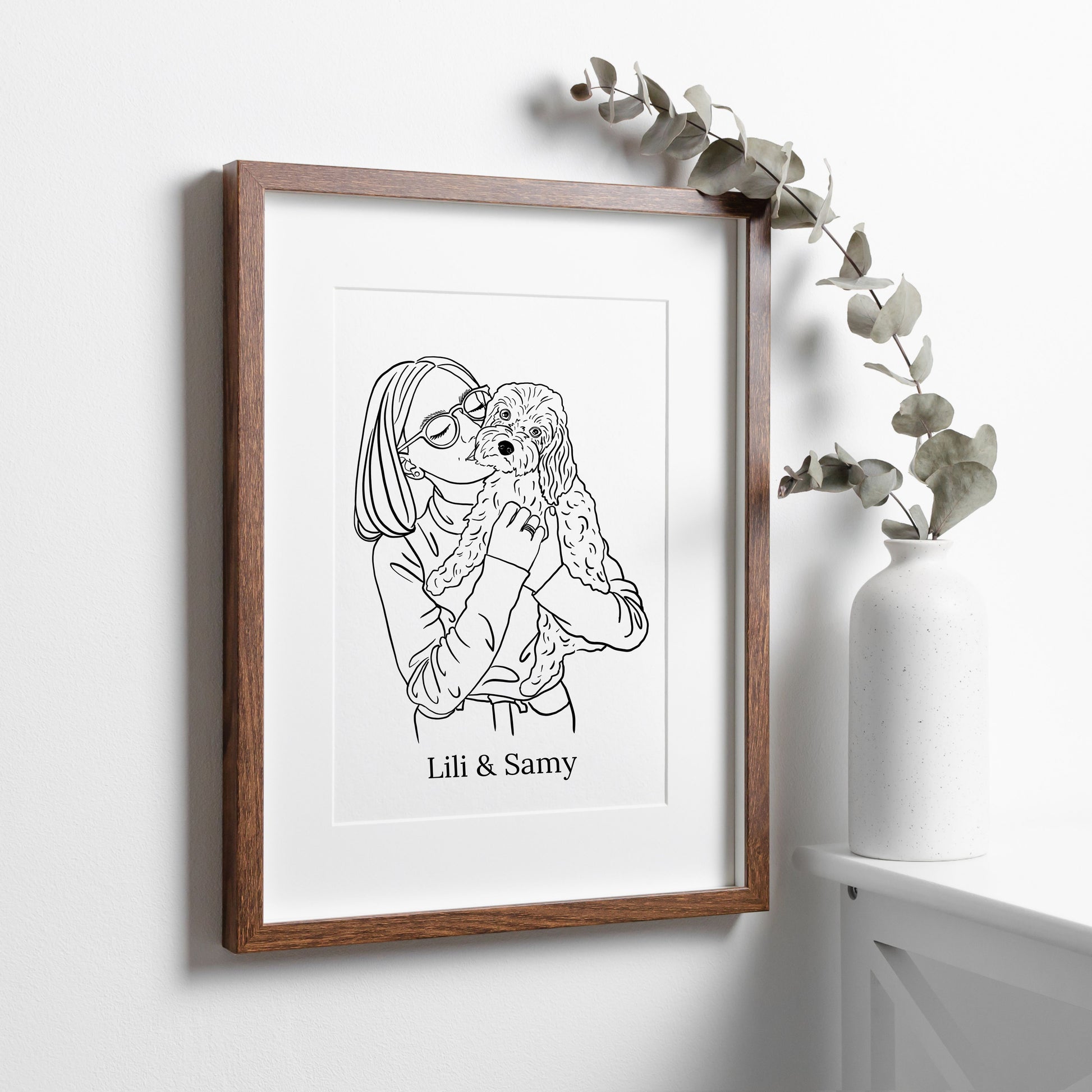 Gerahmtes Linienportrait Frau mit Hund an weißer Wand als Wanddekoration