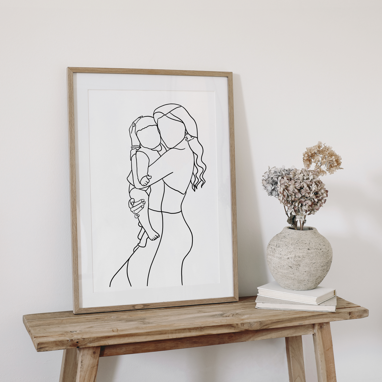 Handgezeichnete Silhouetten - Die Umarmung zwischen Mutter und Kind